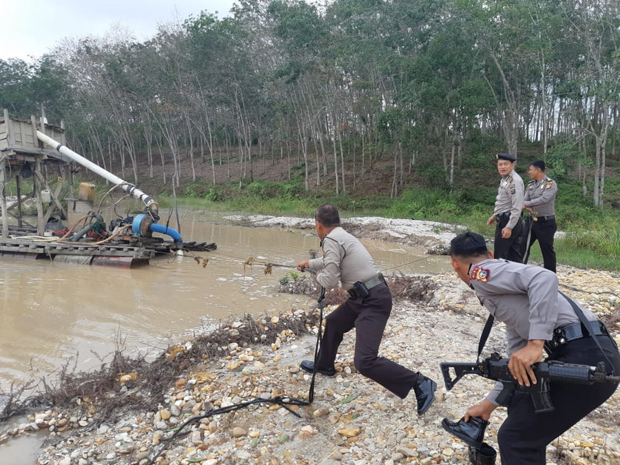 Tim Polres Kuantan Singingi Kembai Hancurkan Rakit Peti Ilegal